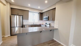 2072 Wonnacott Way SW in Edmonton, AB - Building Photo
