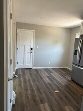 863 S Silver Lake St, Unit Lower unit in Oconomowoc, WI - Foto de edificio - Building Photo