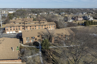 Braemoor Condominiums in Burr Ridge, IL - Building Photo - Building Photo