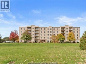 325 Village Grove Dr in Tecumseh, ON - Building Photo