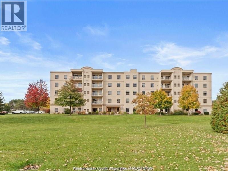 325 Village Grove Dr in Tecumseh, ON - Building Photo