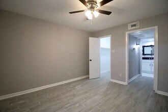 5929 Queensloch Dr in Houston, TX - Building Photo - Building Photo