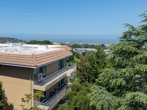 Vista Portofino in San Carlos, CA - Building Photo - Building Photo