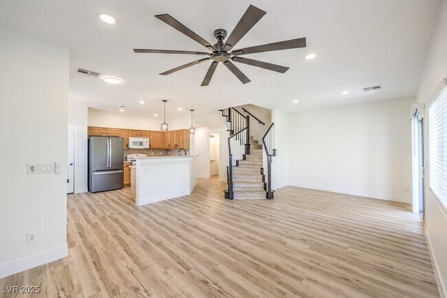 6495 Clara Bow Ave in Las Vegas, NV - Building Photo - Building Photo