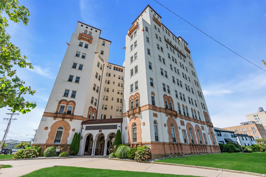 400 Deal Lake Dr, Unit 8A in Asbury Park, NJ - Building Photo