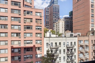 340 E 51st St in New York, NY - Foto de edificio - Building Photo