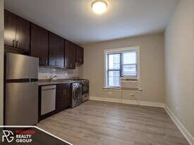 423 W Belden Ave, Unit 429.5-B206 in Chicago, IL - Building Photo