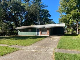 719 Bluebell St in Port Allen, LA - Building Photo