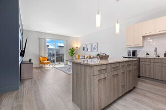 28294 Ferry Rd in Warrenville, IL - Foto de edificio - Building Photo