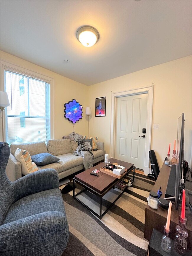 43 Kent St, Unit 1 in Somerville, MA - Foto de edificio - Building Photo