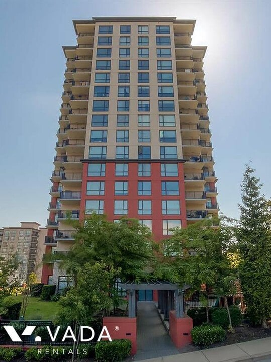 833 Agnes St in New Westminster, BC - Building Photo