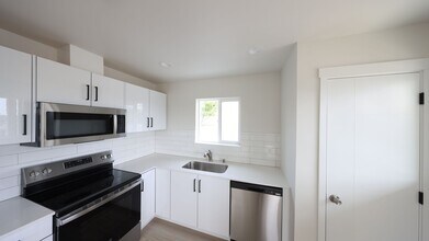 476 SE Barrington Dr in Oak Harbor, WA - Building Photo - Building Photo