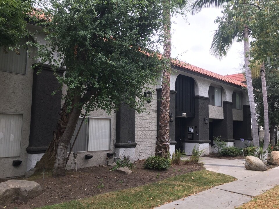 Rock Glen Villa in Glendale, CA - Foto de edificio