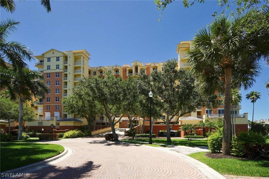 14200 Royal Harbour Ct in Ft. Myers, FL - Building Photo