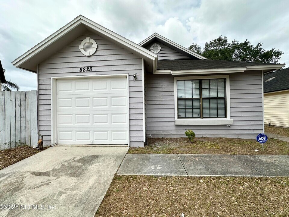 8828 Townsquare Dr S in Jacksonville, FL - Building Photo