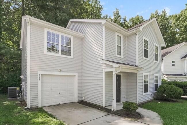 1227 Pinehaven Ct in Charlotte, NC - Building Photo - Building Photo