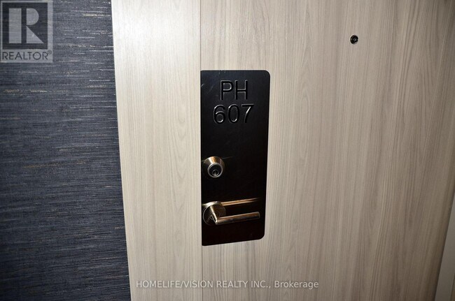 75 Canterbury Pl in Toronto, ON - Building Photo - Building Photo