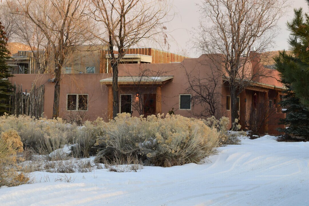 214 Cavalry Dr in Taos, NM - Building Photo