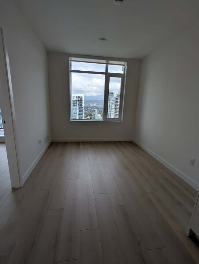 6468 Willingdon Av in Burnaby, BC - Building Photo - Building Photo