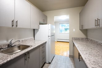 1030 Pearson Drive in Oakville, ON - Building Photo - Interior Photo