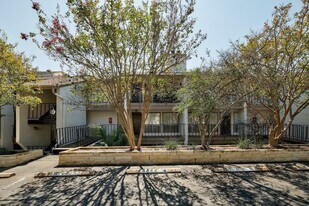 6910 Hart Ln in Austin, TX - Building Photo