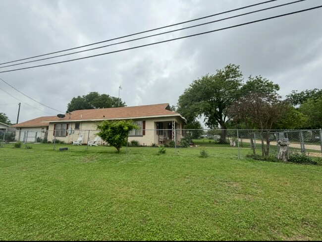 816 Hickory St in Jourdanton, TX - Building Photo - Building Photo