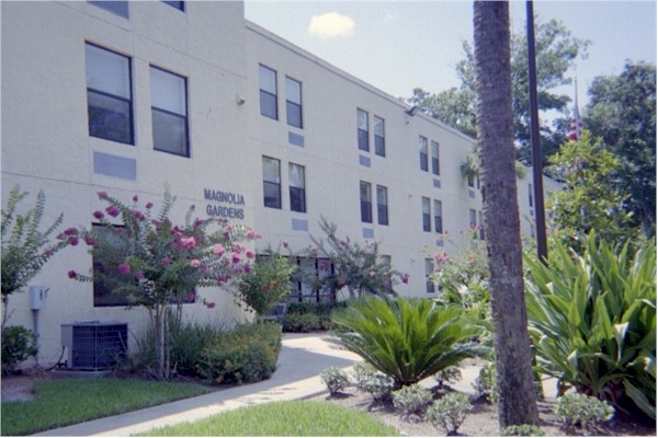 Magnolia Gardens in Daytona Beach, FL - Building Photo