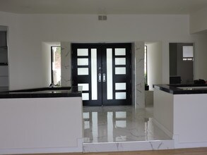 5226 Medina Rd, Unit 508-2 in Los Angeles, CA - Building Photo - Building Photo