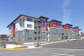 Waterview Crossing Apartments in Des Moines, WA - Foto de edificio - Building Photo