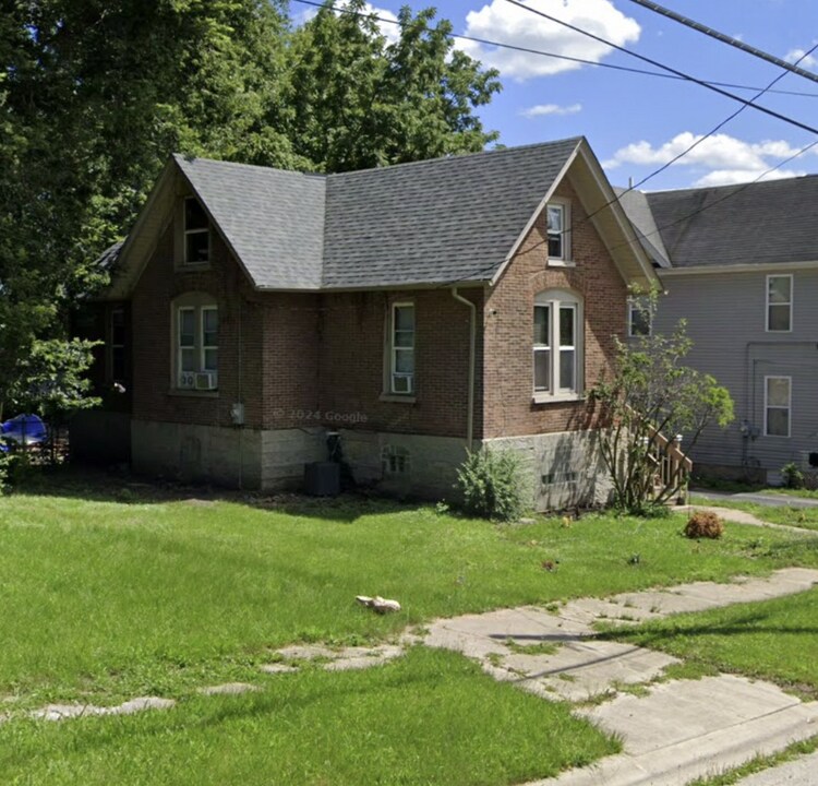 718 S 5th St in Rockford, IL - Building Photo