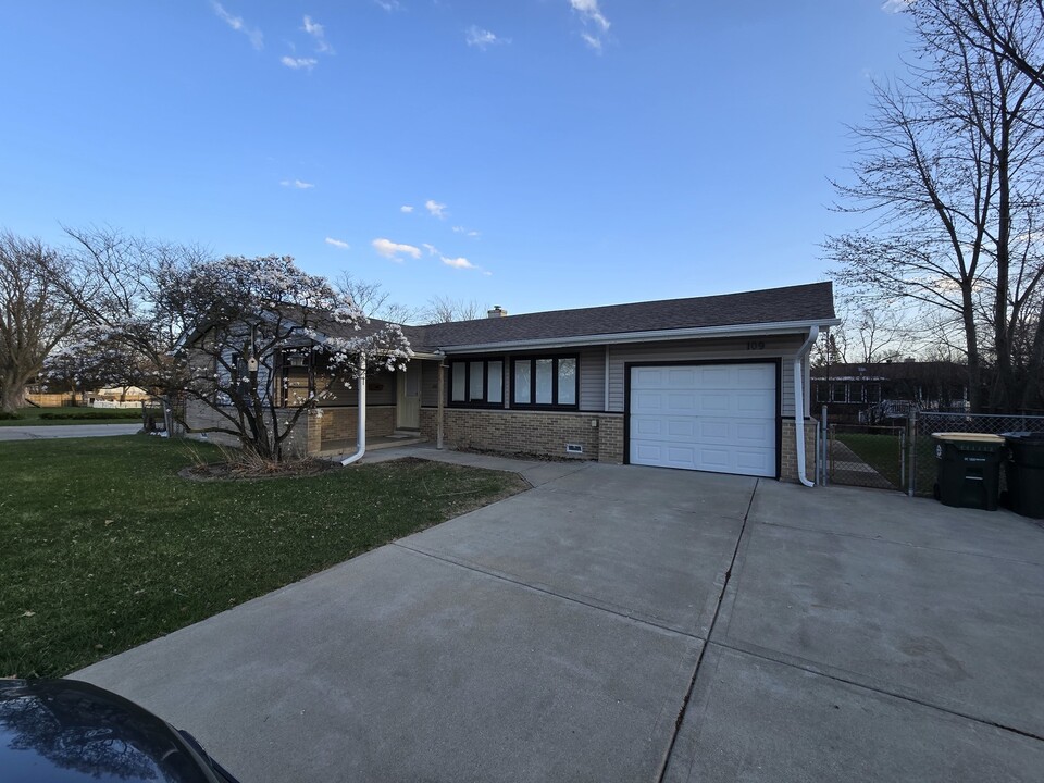 109 Landmeier Rd in Elk Grove Village, IL - Building Photo