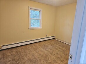 4 E Newberry Rd in Bloomfield, CT - Building Photo - Building Photo