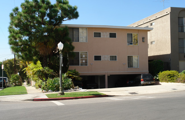 10561 Missouri Ave in Los Angeles, CA - Foto de edificio - Building Photo