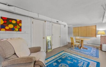 6930 SW Brier Pl in Portland, OR - Foto de edificio - Building Photo