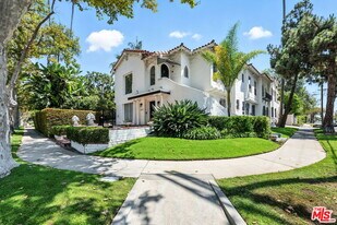 100 N Mansfield Ave in Los Angeles, CA - Building Photo
