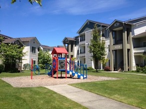 River Trail Apartments in Puyallup, WA - Foto de edificio - Building Photo