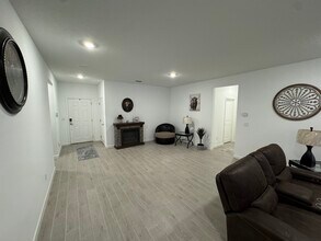 8486 Horsebit Cir in Jacksonville, FL - Foto de edificio - Building Photo