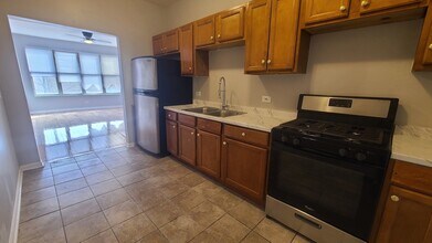 1407 E 69th Pl, Unit 2 in Chicago, IL - Building Photo - Building Photo