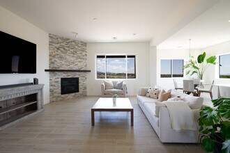 90 E Vía Plaza Nueva in Santa Fe, NM - Building Photo - Building Photo