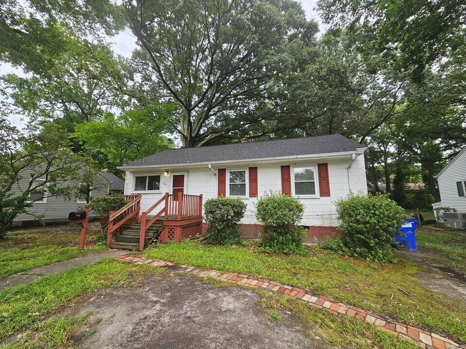 701 Dudley Ave in Norfolk, VA - Building Photo