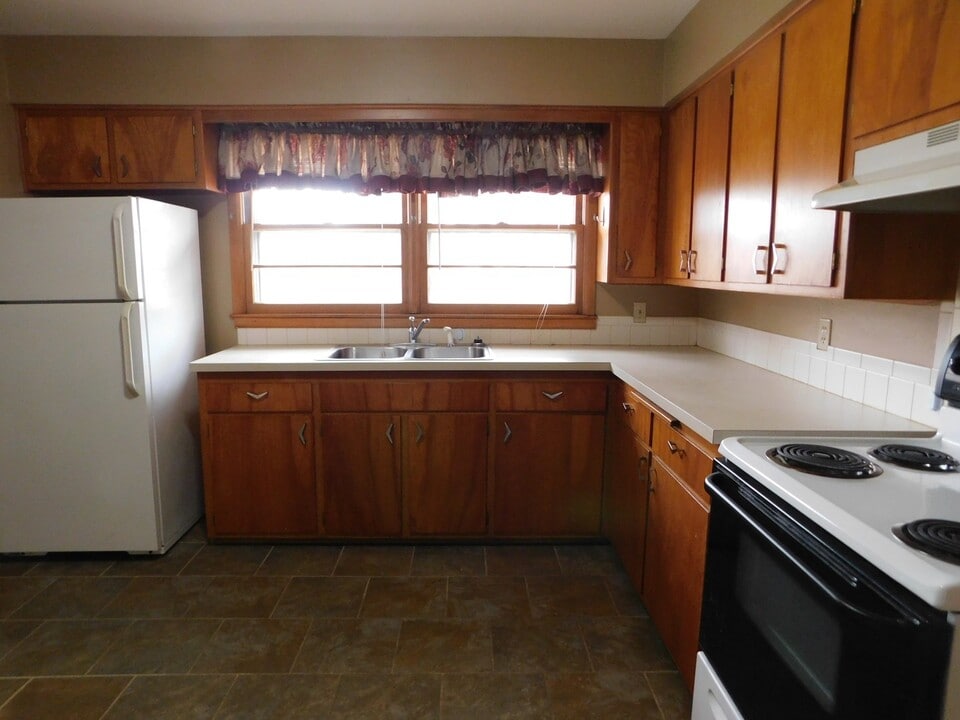 1710 Lawndale Ave in El Dorado, KS - Building Photo