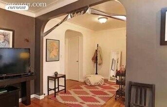 305 W 52nd St in New York, NY - Foto de edificio - Building Photo