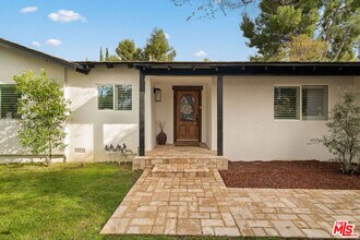 20212 Oxnard St in Los Angeles, CA - Building Photo - Building Photo