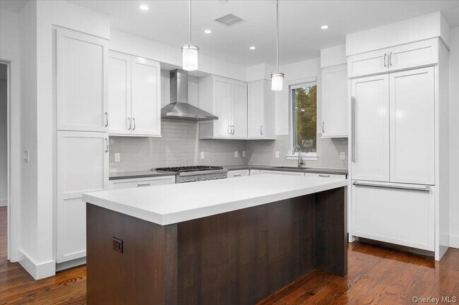 422 E Boston Post Rd in Mamaroneck, NY - Foto de edificio - Building Photo