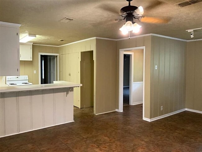 1718 Tulip Ln in Longview, TX - Foto de edificio - Building Photo