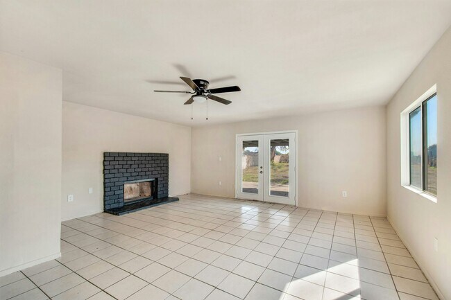 8425 Redwood Ave in Fontana, CA - Building Photo - Building Photo