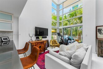 7744 Collins Ave in Miami Beach, FL - Foto de edificio - Building Photo