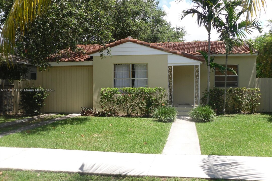 2235 Overbrook St in Miami, FL - Building Photo