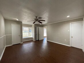 103 Meadowlark Ln in Angleton, TX - Foto de edificio - Building Photo