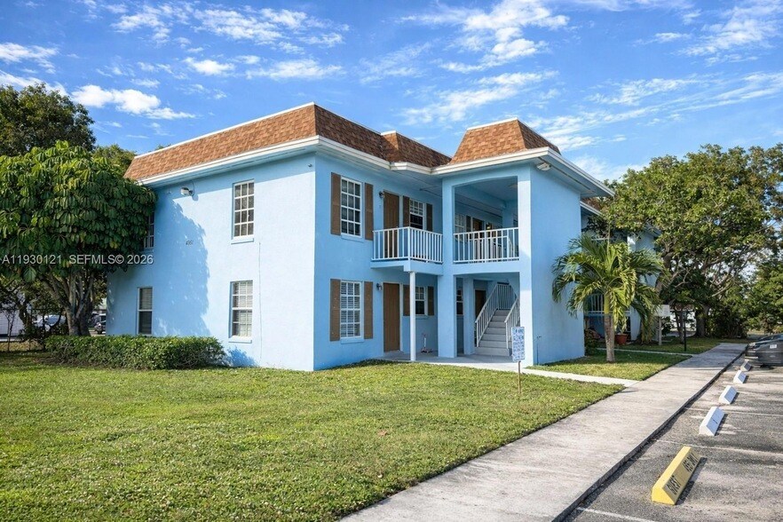 4951 Wedgewood Way, Unit 1 in West Palm Beach, FL - Building Photo